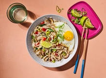 In 15 min. een gezonde maaltijd op tafel waar ook de kids van meesmullen? Deze snelle noedels met een gebakken ei zijn het antwoord op drukke dagen. Met een lekkere (snelle) saus van tahin en limoen.