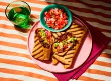De burrito dankt zijn bekendheid aan de tex-mex keuken in de Amerika. Snel te maken en makkelijk uit de hand te eten: ideaal streetfood. De  opgerolde tortilla is vaak gevuld met bonen, rijst en kaas. In deze variant zit ook jalapeño voor pit.