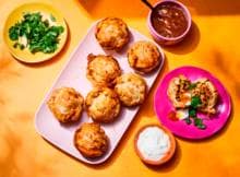 De smaak van butter chicken doet het echt uitstekend in een hartig taartje. Deze pies zijn precies dat: kip in een kruidige, romige butterchickensaus in bladerdeeg met frisse raita en mangochutney. Lekker als snack, lunch of makkelijke avondhap.