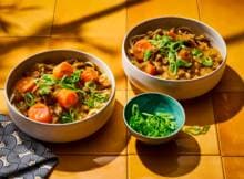 Curry udon komt uit Japan en is gemaakt van udon noedels in een currybouillon en zou in de vorige eeuw voor het eerst op Japanse menu kaarten zijn verschenen. Tegenwoordig is curry udon een populair lunchgerecht dat je ook makkelijk zelf maakt.
