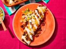 Enchilada’s zijn gevulde, opgerolde tortilla’s uit de oven. Wij maken ze met tomaten, gehakt en groenten. Even rollen, saus erover, ovenschaal in en klaar. Lekker met crème fraîche en frisse ananassalsa.