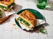 Focaccia wordt in Italië tegenwoordig belegd met allerlei smaakmakers. En dat gebeurt vaak op straat, waar je ze mee kan nemen of meteen op kan eten als snelle streetfood lunch. Zoals deze met pesto, mortadella en romige burrata.