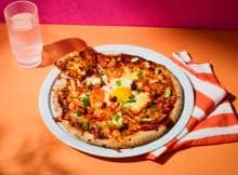 Wauw, da’s nog eens pizza barstensvol smaken! Knapperige kimchi, spicy chili oil, zoetige tomatensaus en een romig eitje als stralend middelpunt. En dat op een heerlijk knapperige pizzabodem.