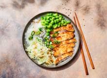 Kip katsu is gepaneerde en gefrituurde kip. Het woord katsu is een afkorting van katsuretsu, het Japanse woord voor kotelet. Lekker als doordeweekse maaltijd met sojabonen, gemarineerde spitskool en voorgekookte rijst, sesamdressing en sesamzaad.