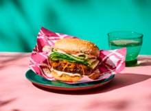 Een burger met door de Koreaanse keuken geïnspireerde smaken: BBQ kruiden, sesam en kimchi. Een cadeautje op een broodje.