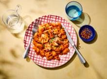 Lumache rigate maccheroni, letterlijk vertaald: 'geribbelde slakken'. Door de holle vorm en ribbels blijft de saus gevangen in de pasta en is elke hap dus vol smaak. In dit geval in rijke tomatensaus met  'nduja en kappertjes.