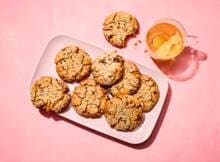 Miso zit vol umami en geeft je gerechten een unieke diepgang, ook aan zoete baksels. Zo ook in deze miso cookies met met knapperige sesamzaadjes en verstopte pure chocolade. Probeer maar eens!