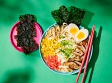 Miso is de belangrijkste smaakmaker in deze noedelsoep. Samen met ramen, paddenstoelen en een zachtgekookt eitje wordt het een vullende maaltijdsoep.