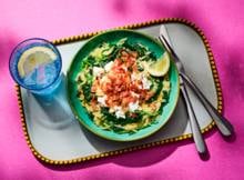 Door de vorm en structuur van de orzo leent het zich prima voor een romig kommetje pasta dat doet denken aan risotto. Smaakmakers? kruidige nootmuskaat met citroen als frisse tegenhanger. Én... het staat in een halfuur op tafel.