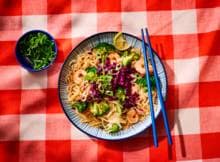 Rode curry is geurig, pittig, fris en intens. Rode pepers, citroengras en limoenblad geven je noedels diepte én een kick. De kokosmelk is er om het geheeld mild en romig te maken. En dat in 30 minuten.