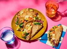 Sushi + taco = feest op je bord. Op deze taco’s vind je alles wat je aan sushi lekker vindt: verse zalm, zeewier, Japanse mayonaise, een beetje wasabi en sushigember. Zo wordt deze sushi-taco ineens een verrassend goede doordeweekse maaltijd.