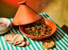  Deze tajine met gehaktballetjes is kruidig door een mix van kurkuma, komijn, kaneel en gember. De sweet cherry tomaten geven een zoete touch.