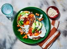 Tostada’s zijn knapperig gebakken maistortilla’s. Je belegd ze met allerlei lekkers waar je maar zin in hebt. In deze versie gaan we voor gemarineerde flespompoen uit de oven, een gebakken ei en avocado.