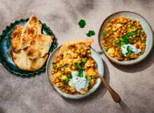 Curry madras maak je met wat simpele tweaks ook gewoon lekker vega! Gebruik kikkererwten en bloemkool voor in de saus en daarna dippen maar met naan.