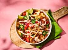 Nacho’s belegd met kaas en salsa is populaire streetfood, omdat je het snel kunt eten en het makkelijk te delen is. Warm uit de oven en met de rokerige smaak van de chipotle mayo. Wie wil er een portie?
