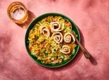 Nasi goreng betekent letterlijk ‘gebakken rijst’ en is het lekkerst als je 'm maakt met overgebleven rijst. Handig: een boemboe vol kruiden en specerijen die de gebakken rijst snel op smaak brengt.
