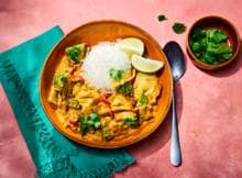 Kabeljauw past mooi bij de frisse smaken van citroengras, tamarinde gember en limoen van de gele curry. Samen met kokosmelk, rijst en broccoli ze je het zó deze viscurry op tafel.