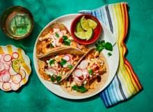 Gek op taco's? Wij ook! Vooral deze met kip tinga, waarin de kip gepocheerd wordt in een smaakvolle bouillon met o.a. kruidnagel. Met chipotle erbij krijg het een pittige rokerige kick. We doen er ook nog radijsjes bij voor als knapperig, fris extraatje.