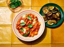 Gnocchi: fluweelzachte 'kussentjes' die helemaal tot hun recht komen in deze saus met rode pesto en gegrilde groente.