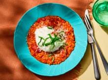 Een bordje vol comfort: risotto met een rijke tomatensaus en een bol romige burrata on top. Extra: meer kaas! Wat wil je nog meer?