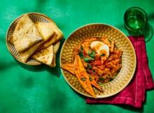 Wist je dat roti eigenlijk alleen het platbrood is? De gerechtjes waar je de roti mee eet wordt toespijs genoemd. De bekendste is misschien wel masala kip met kousenband en aardappelen. London doet er deze keer tempeh masala en zoete aardappel bij.