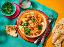 Murg (kip) makhani (met boter) kennen we het best onder de Engelse naam 'butter chicken' en is een relatief jong gerecht in de Indiase keuken. Wij vertellen je hoe je murg makhani zelf maakt.