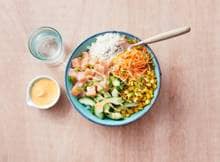 Voor deze rijstbowl marineer je de zalm in sriracha-mayo. Ja, echt! Geeft de zalm een lekker pittige kick. Heerlijk met frisse komkommer erbij.