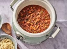 Deze bolognesesaus krijgt uren de tijd in de slowcooker en dat proef je: gehakt, ui, wortel en bleekselderij samen met tomaat, wijn, melk en oregano maken dit tot een volle, rijke saus die perfect is bij pasta. Hartig en heerlijk diep van smaak. 