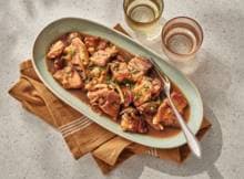 Watertand-alert! Deze buikspek is langzaam gegaard in een aromatische mix van appel, ui, salie en venkelzaad. Heerlijk sticky, zacht en lichtzoet: een échte showstopper bij een etentje of als heerlijk lazy weekendfood.
