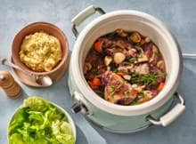 Maak ‘ns een Franse klassieker in de slowcooker. Deze coq au vin met kip, spek, zilveruitjes en champignons in een rijke rodewijnsaus is ideaal als je gasten krijgt: 30 minuten voorbereiden, de pan doet de rest.