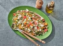 Deze couscoussalade barst van kleur én smaak. Komkommer, paprika, verse kruiden, feta, een lekkere crunch van de pijnboompitten en een verrassend zoet-zure kick van de granaatappelmelasse: deze salade has it all!