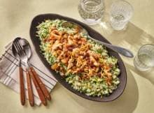 Deze zachte couscoussalade is een feestje van smaken en texturen: ras el hanout-kip, rozijnen en gebakken courgette in combinatie met frisse komkommer, verse kruiden en crunchy amandelen. Serveer warm of lauwwarm. 