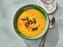 Umami-lovers opgelet! Deze romige soep van hokkaido pompoen, winterpeen en bleekselderij is éxtra lekker door de miso en eekhoorntjesbrood. Afgetopt met gebakken pompoen en frisse bieslook.