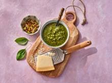 Fan van pesto? Dan moet je deze pistachevariant eens proberen. Pistachenoten, Parmezaan, basilicum en goede olijfolie maken ’m vol van smaak, romig en nét even anders. In 15 minuten klaar en lekker door de pasta, bij geroosterde groente of op brood. 