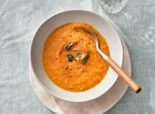 Bijna alles van de pompoen gaat in deze fluweelzachte soep: de geroosterde schil én het vruchtvlees, met rode ui, knoflook, piment, salie en een zoete hint van sinaasappel en ahornsiroop. Zó in de oven, even meekoken en pureren maar. 