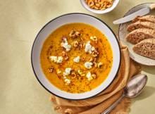 Pompoen en zoete aardappel vormen de zachte basis van deze romige, lichtzoete soep, met een kruidige boost van gember, kurkuma en komijn. Afgetopt met geroosterde hazelnoten voor een lekkere een crunch. Perfect als voorgerecht of de lunch. 