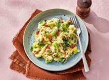Sla die standaard ovenschotel eens over en geef je prei een twist: maak deze hartige stamppot met romige aardappelpuree met lekker veel oude kaas en krokante spekjes voor een zoutige crunch.
