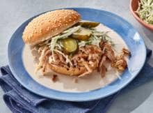 Low & slow gegaarde pulled pork van de barbecue, boordevol smaak van chipotlesaus, ketchup, komijn en knoflook. Geserveerd op een broodje met frisse koolsla, augurk en yoghurtdressing met sesamolie. Smokey, juicy en messy at it’s best! 