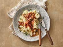 Een klassieker met culinaire upgrade deze stamppot. De aardse, lichtzoete smaak van de knolselderij combineert perfect met de pit en bite van de gesmoorde sjalotten en spekreepjes. De jus met tijm, balsamicoazijn en bouillon maakt het helemaal af. 