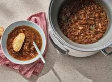 Deze uiensoep uit de slowcooker krijgt uren de tijd om diepgang te ontwikkelen: langzaam gekaramelliseerde uien in boter, tijm, laurier en bouillon. Het stokbroodje gegratineerde met gruyère, maakt ‘m helemaal af. Bon appétit! 