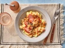 Stamppot, maar dan met meer diepgang: de winterpeen, ui en rozemarijn die zorgen voor diepe, aardse smaken, in combinatie met zelfgemaakte jus en rookworst maken jouw avondmaal helemaal compleet. 