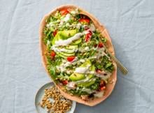 Door couscous te combineren met verse groenten maak je heel makkelijk een frisse salade.