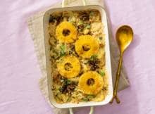 Klassieke stamppot zuurkool kennen we nu wel. In deze ovenschotelversie word je verrast door blokjes ananas. Lekker zoet!