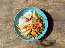 De ideale studentenmaaltijd: snel, vullend en verrassend. Deze rode curry met kipdumplings en garnaaltjes is een soort surf en turf waar je huisgenoten zonder twijfel blij van worden.