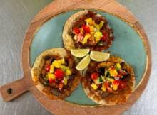 Pak de grillpan er maar bij, voor deze kleurrijke tortilla's met paddenstoelen! London maakt er nog wat tomaat-jalapeñosalsa bij voor extra flavour! 