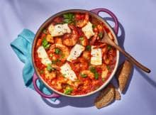 Soms wil je lekker eten maar niet te veel moeite doen. Dat kan met deze visovenschotel met tomaat, kabeljauw, reuzengarnalen en een scheut rode wijn. De overgebleven rode wijn schenk je in voor jezelf en je gasten. 