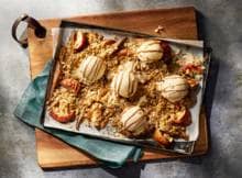 Warme crumble met ijskoud vanilleijs... Deze appel-peercrumble met speculoossaus is hét herfstdessert van je dromen. 