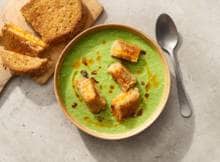 Deze groene groentesoep dankt zijn kleur (en naam) aan de broccoli, erwten en prei die erin gaan. Plottwist: we maken er croutons bij van tosti's. Nog een extra pitje van crispy chili oil en voila: je hebt een nieuwe lievelings.