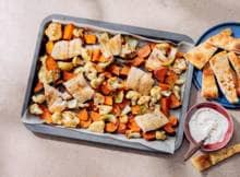 Deze traybake met vis uit de oven maken we met masala, zoete aardappel en bloemkool. Lekker met naan erbij en in een handomdraai op tafel.
