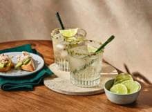 Powerkoppel: deze lichtpittige gingermule mocktails en de crostini met romige surimisalade zijn een perfecte match. Kom maar door met die borrel.